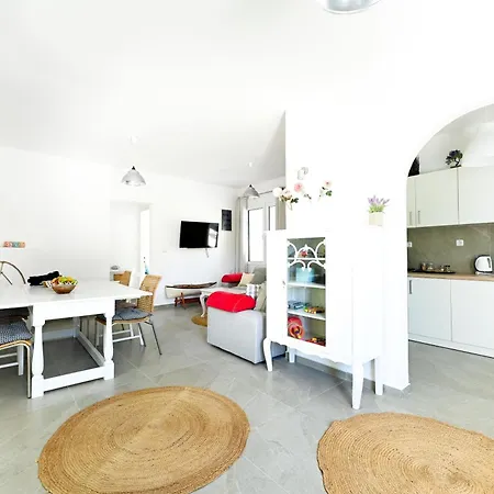 Anchor Daire Troulos